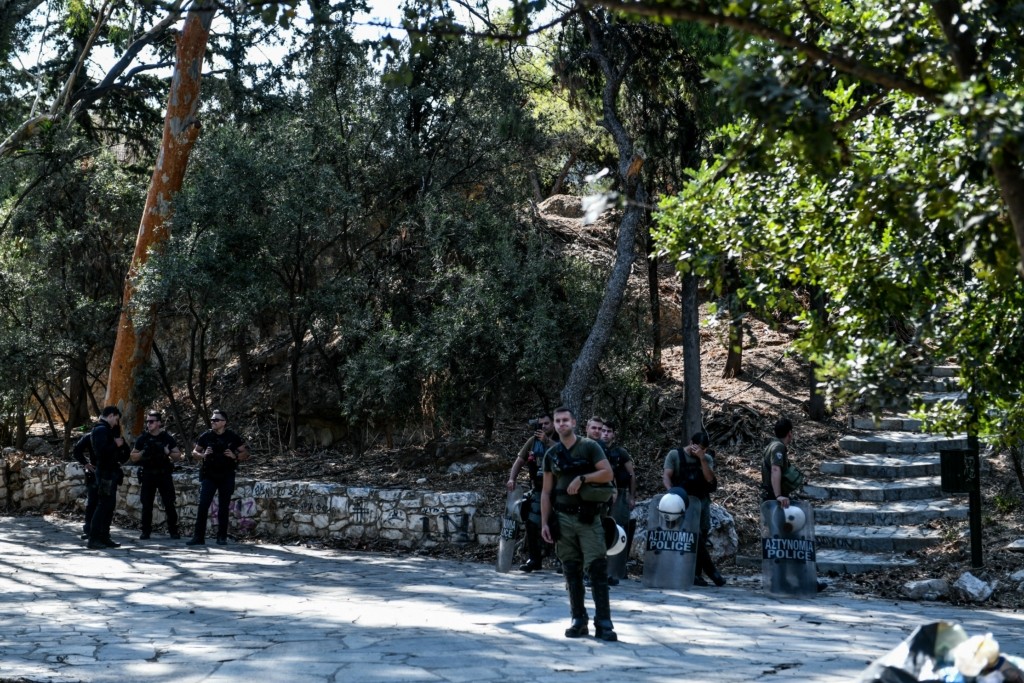 Επίθεση σε συνεργείο τοπογράφων στα Εξάρχεια – Προσαγωγή 19 ατόμων από το Λόφο του Στρέφη