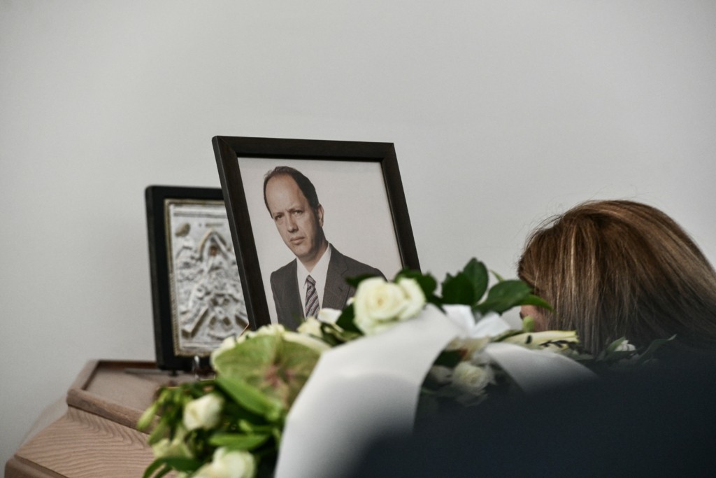 Πλήθος κόσμου στην κηδεία του Σταύρου Ψυχάρη – Με δάκρυα στα μάτια αποχαιρέτισαν τον εκδότη και δημοσιογράφο (pics)