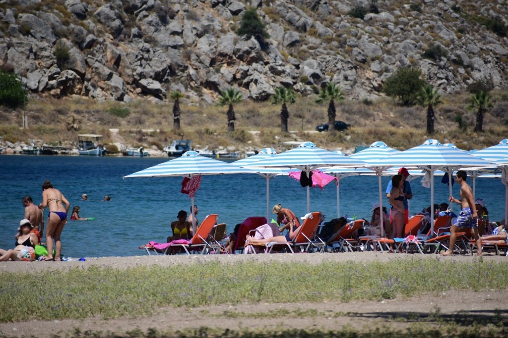 Καιρός σήμερα: Ανεβαίνει ο υδράργυρος, επιμένουν οι ισχυροί άνεμοι