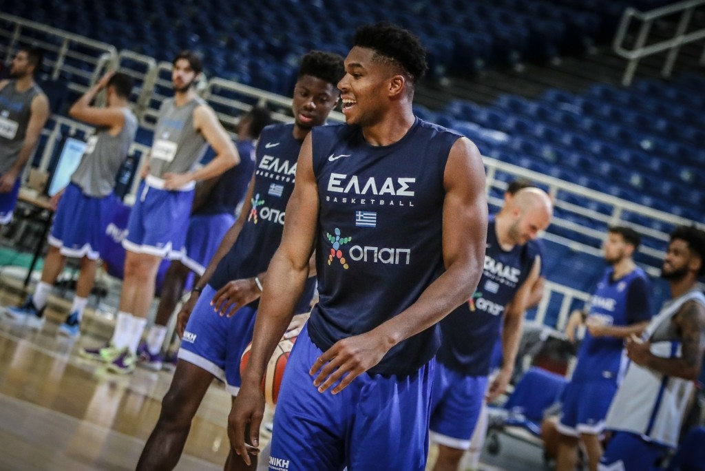 “Ποιος είναι ο αγαπημένος σας Giannis” – Οι τέσσερις εικόνες του “Greek Freak” και το… debate της FIBA!