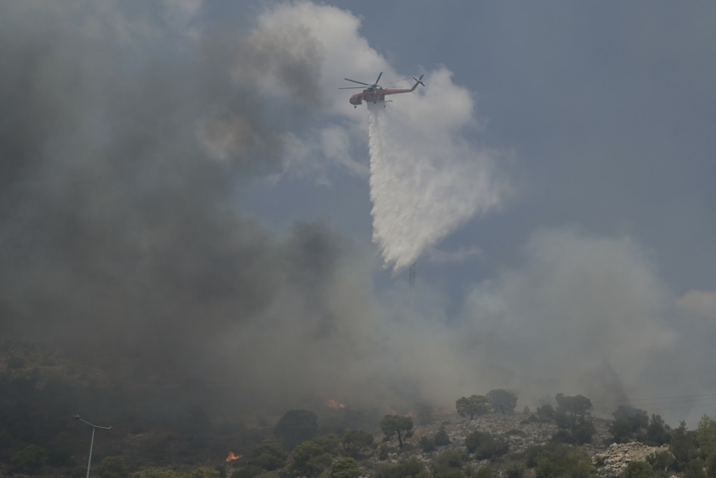 Σε ύφεση η πυρκαγιά που ξέσπασε σε δύσβατη δασική περιοχή της Σαμοθράκης (vids)
