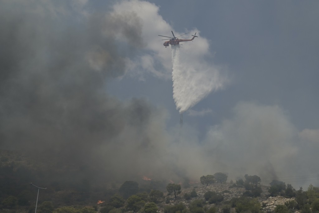Σε ύφεση η φωτιά στη Νέα Πέραμο – Άνοιξε η Εθνική Οδός – Φόβοι για αναζωπυρώσεις (vids)