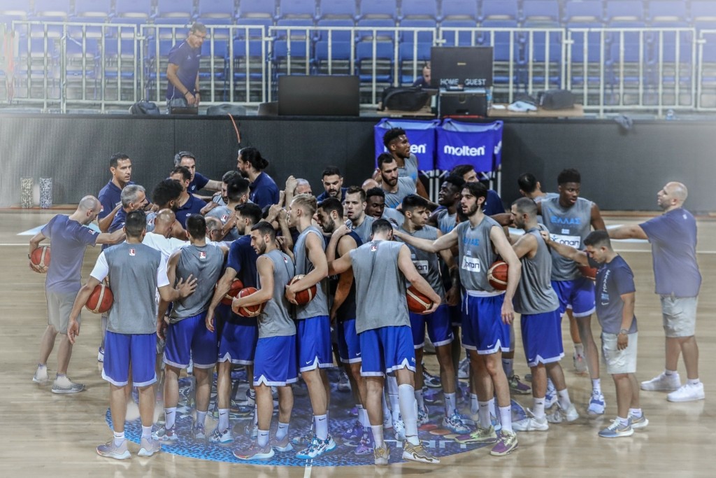Ήρθε η ώρα για την “επίσημη αγαπημένη” – Η Εθνική Ελλάδος αντιμέτωπη με την πανίσχυρη Ισπανία (pics)