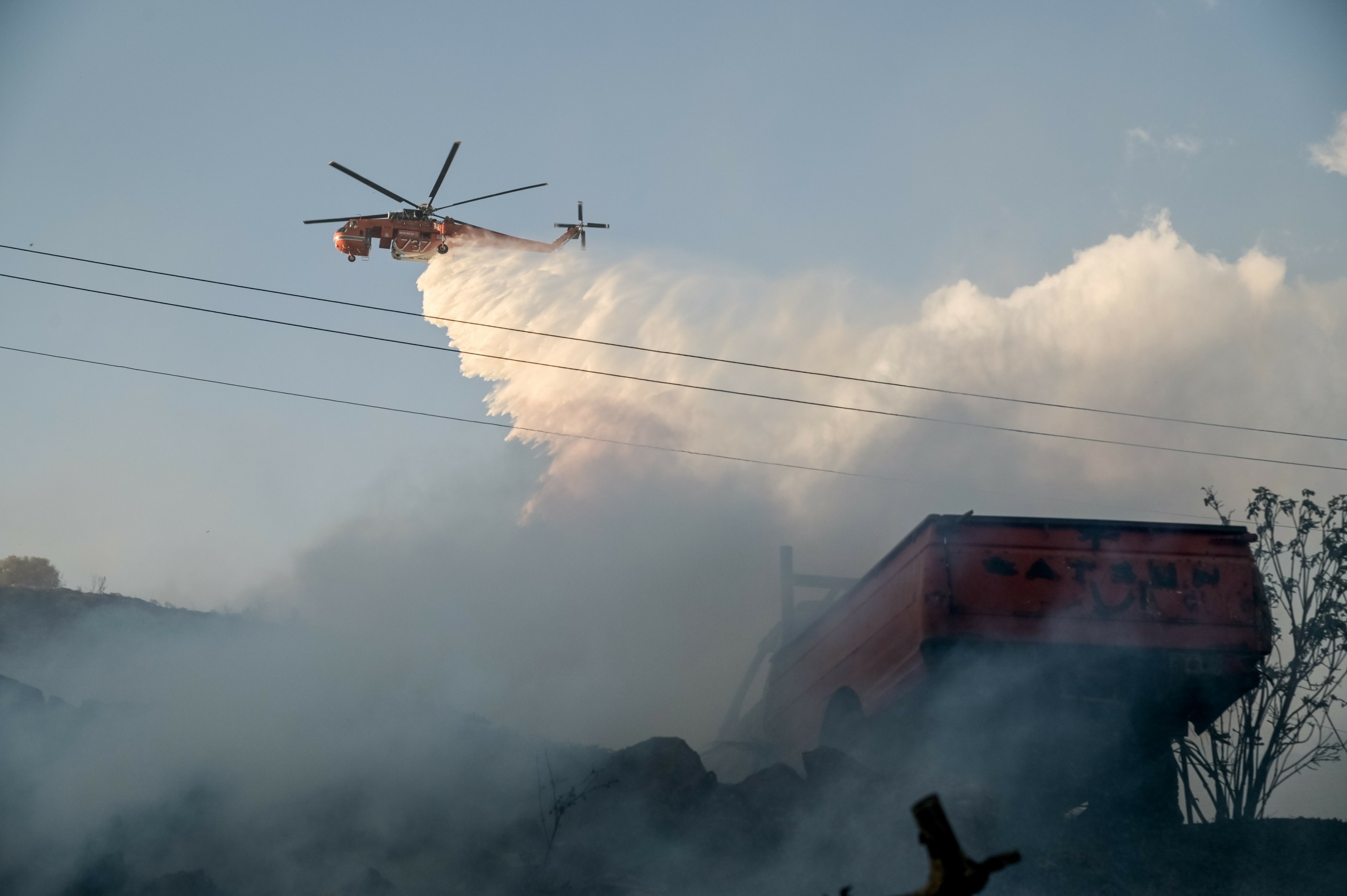 Υπό πλήρη έλεγχο η φωτιά στη Θάσο – Σε επιφυλακή η Πυροσβεστική για αναζωπυρώσεις (vids)
