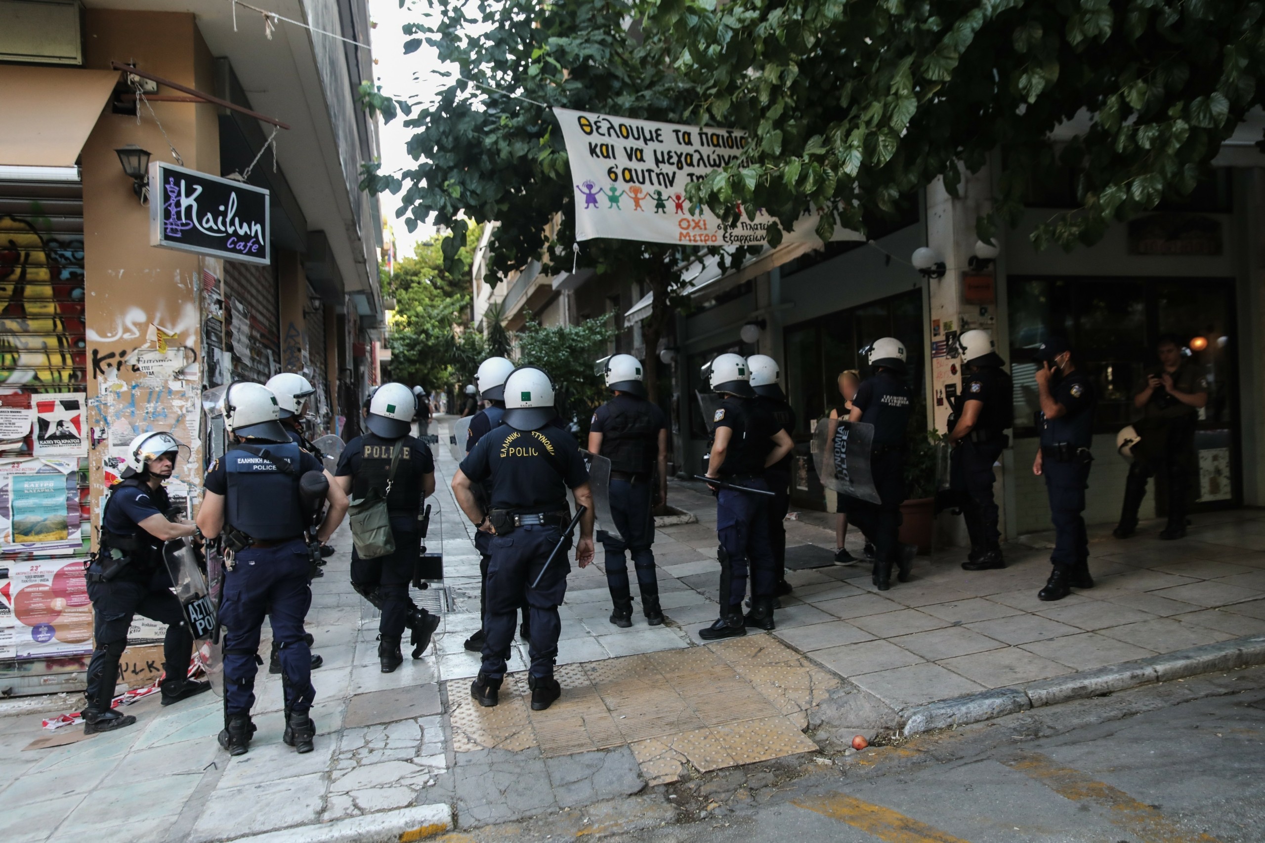 Συνεχίζεται η ένταση στα Εξάρχεια – Προσαγωγές από την αστυνομία σε διαμαρτυρία για το μετρό (vid)