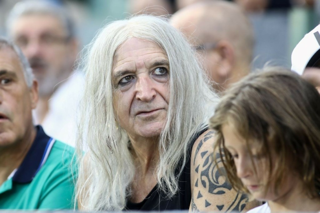Πανδαιμόνιο σχολίων στο Twitter για την εμφάνιση του Νίκου Καρβέλα στον αγώνα του Παναθηναϊκού – “Είναι είδωλο”