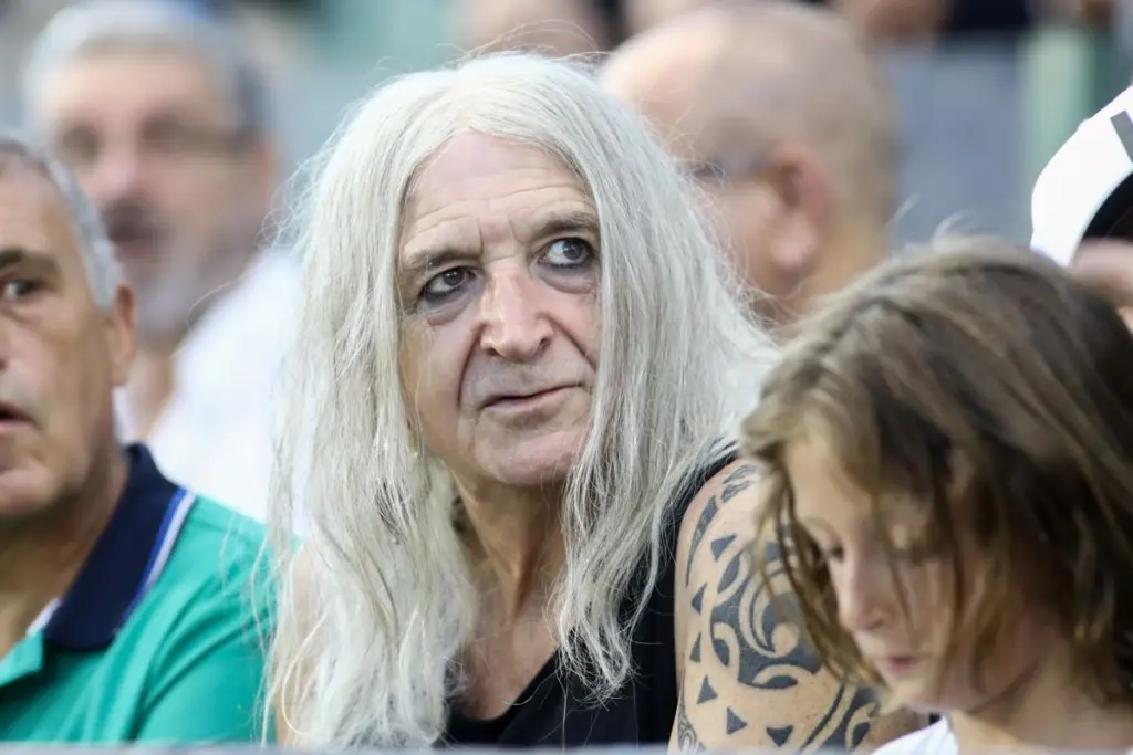 Πανδαιμόνιο σχολίων στο Twitter για την εμφάνιση του Νίκου Καρβέλα στον αγώνα του Παναθηναϊκού – “Είναι είδωλο”
