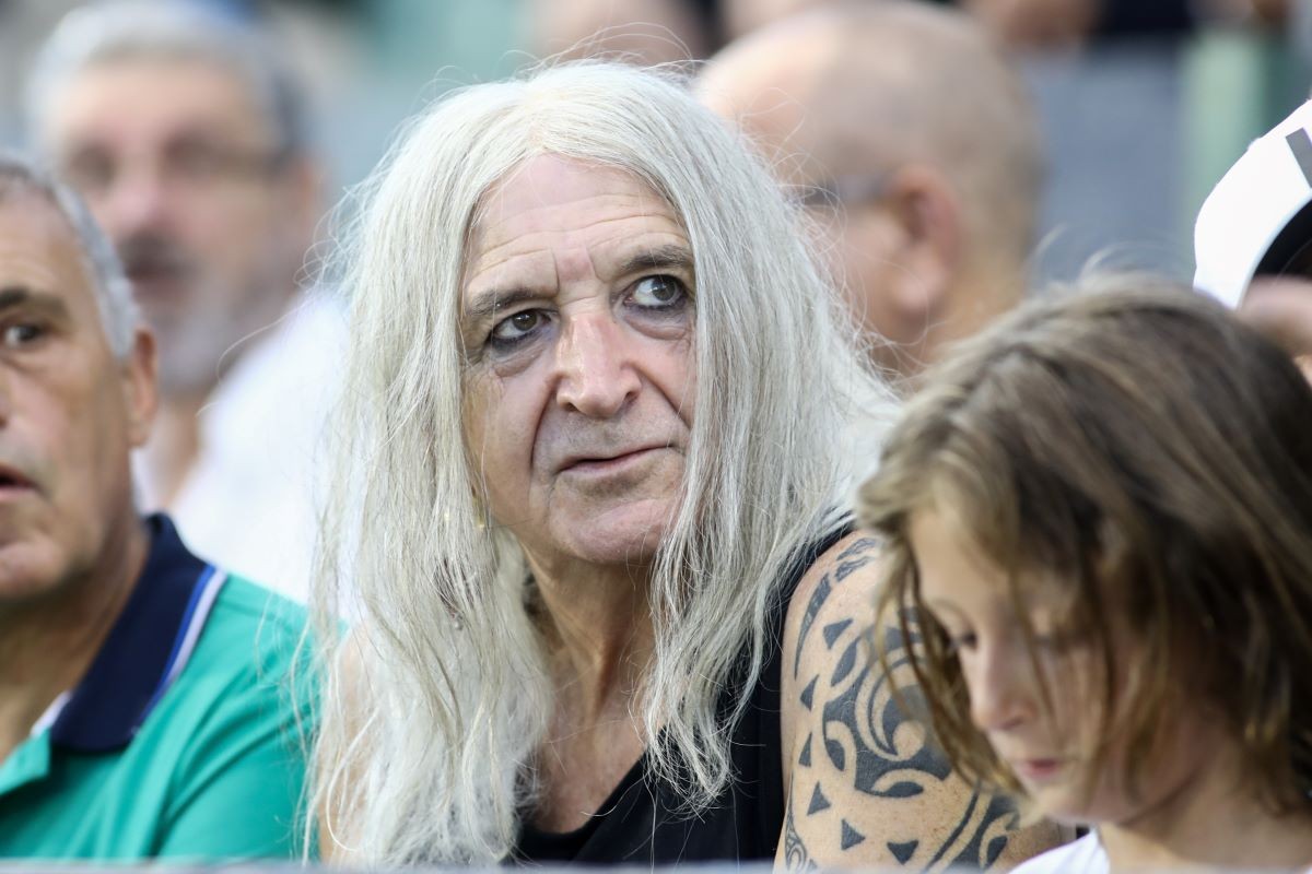 Πανδαιμόνιο σχολίων στο Twitter για την εμφάνιση του Νίκου Καρβέλα στον αγώνα του Παναθηναϊκού – “Είναι είδωλο”