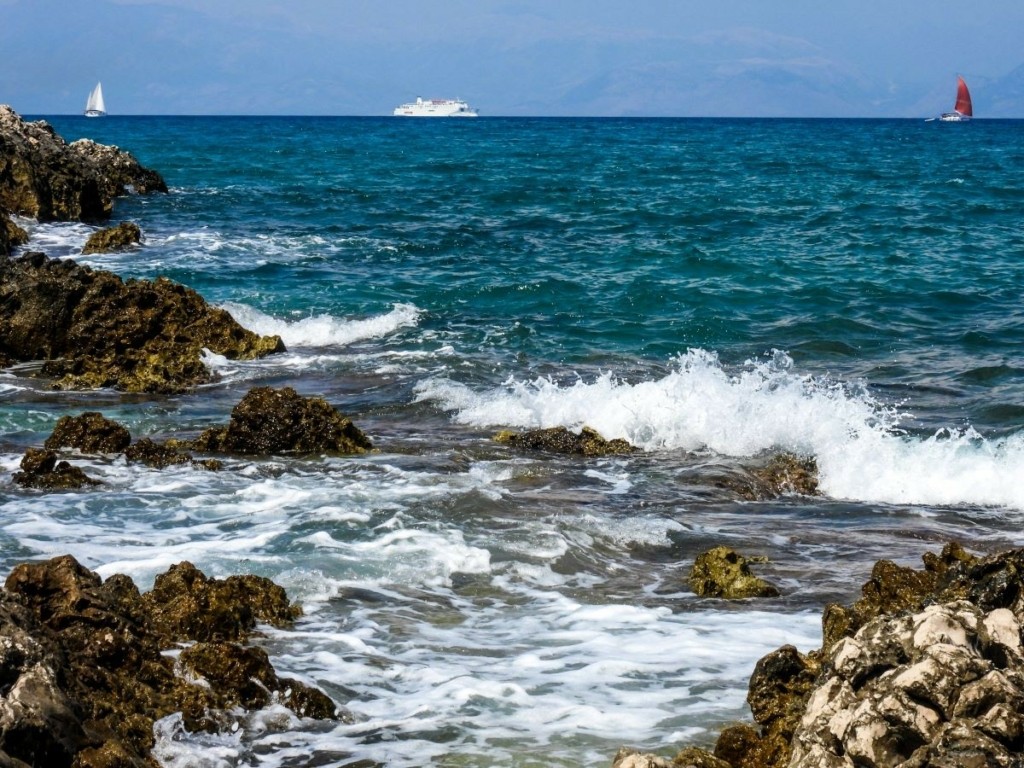 Πήγε να φωτογραφήσει το τοπίο και έκανε βουτιά στα βράχια – Τραυματισμός τουρίστα στην Κρήτη (pics)