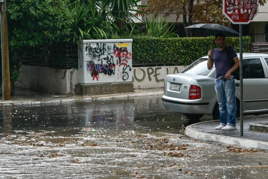 Βροχές, καταιγίδες και μικρή πτώση της θερμοκρασίας – Πού θα χιονίσει