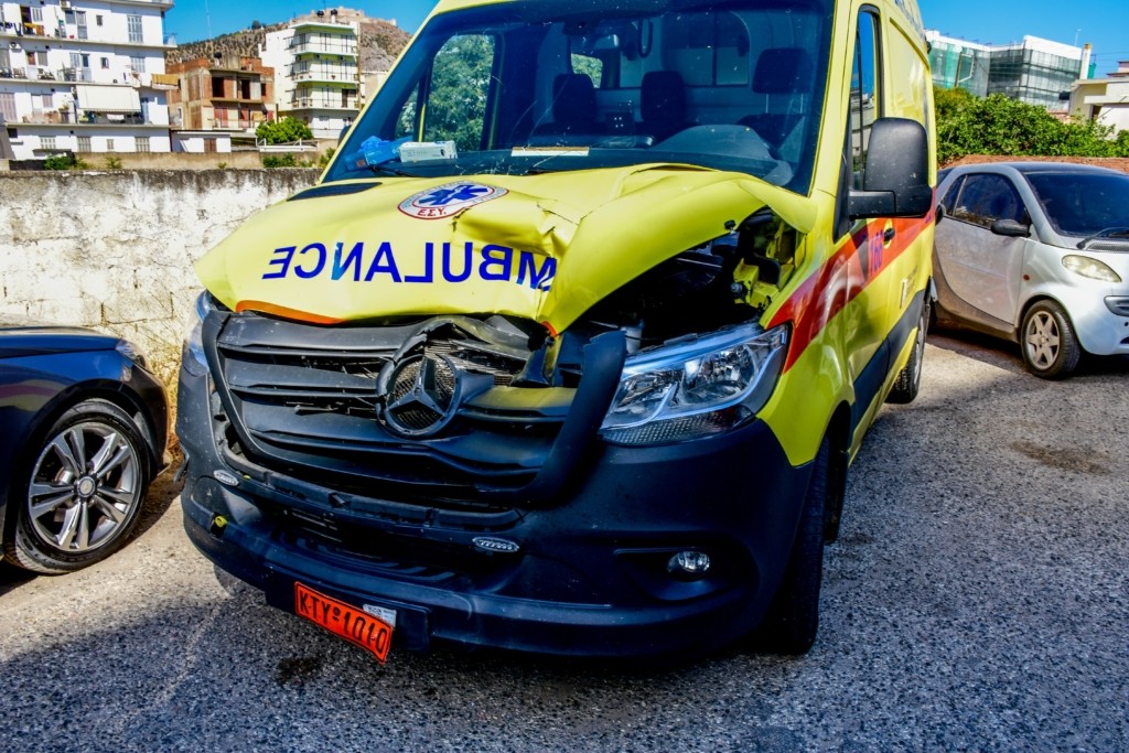 Απίστευτο τροχαίο δυστύχημα στο Άργος – Ασθενοφόρο παρέσυρε και σκότωσε ηλικιωμένη (vid)