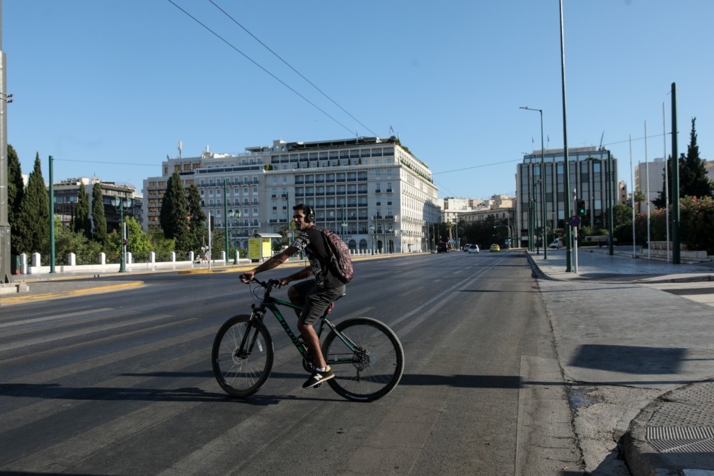 Άδεια η πόλη, πού πήγαν όλοι; Έρημη η Αθήνα το Δεκαπενταύγουστο (vid)