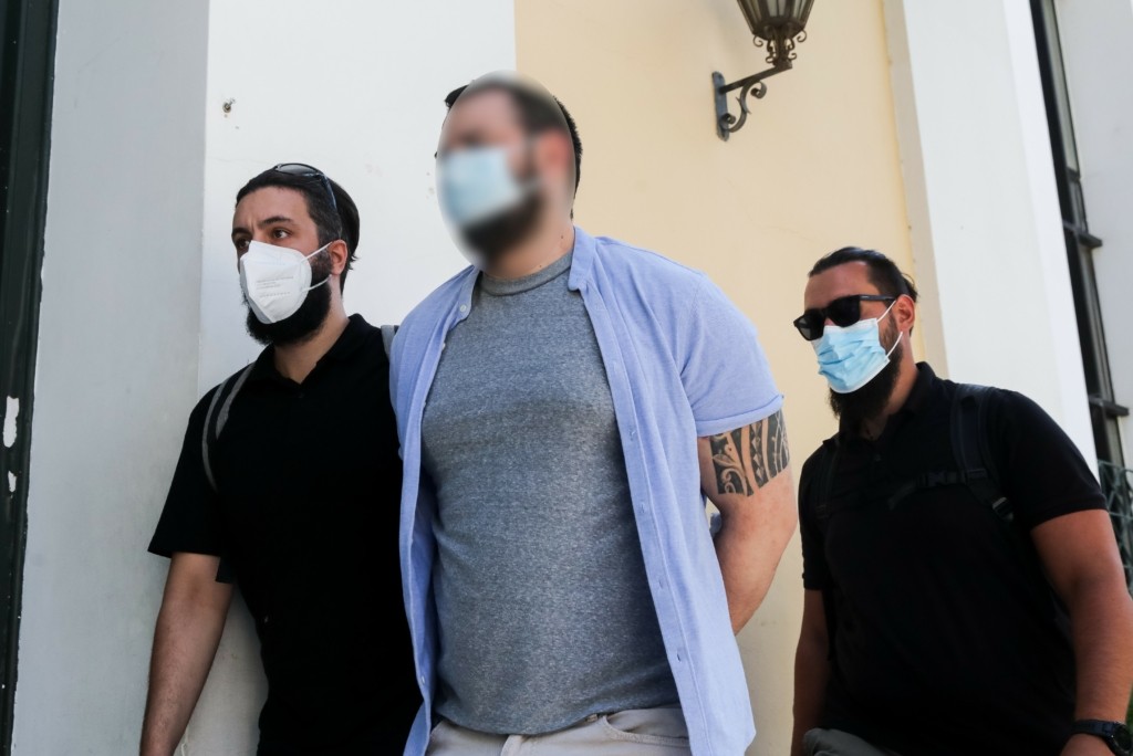 Με κλάματα η απολογία του πρώην παίκτη ριάλιτι – Τι απάντησε για την “πηγή” του 1,5 εκατ. ευρώ