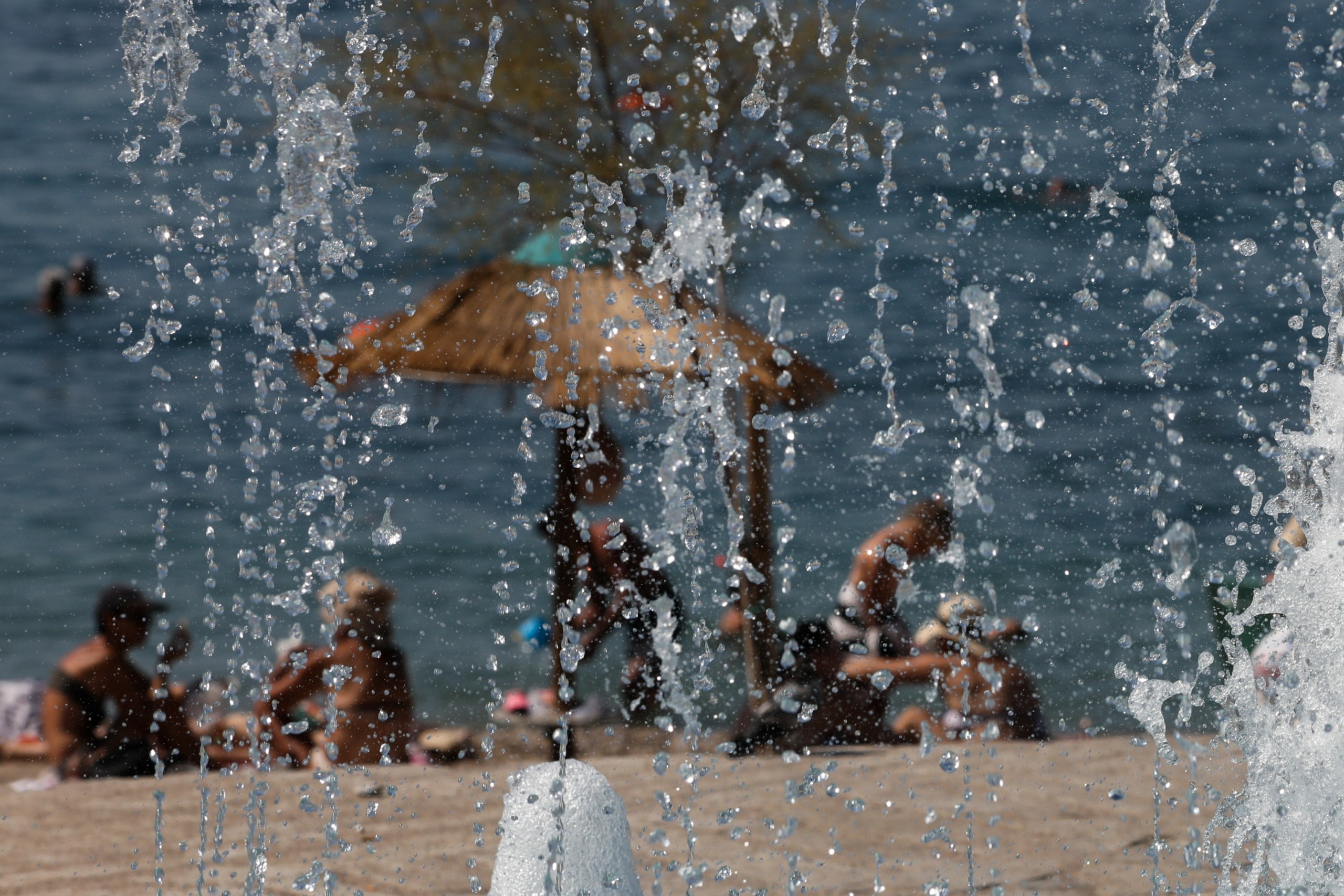 “Καμίνι” όλη η χώρα από την Παρασκευή – Βράζει η Αττική – Πού αναμένονται 40ρια