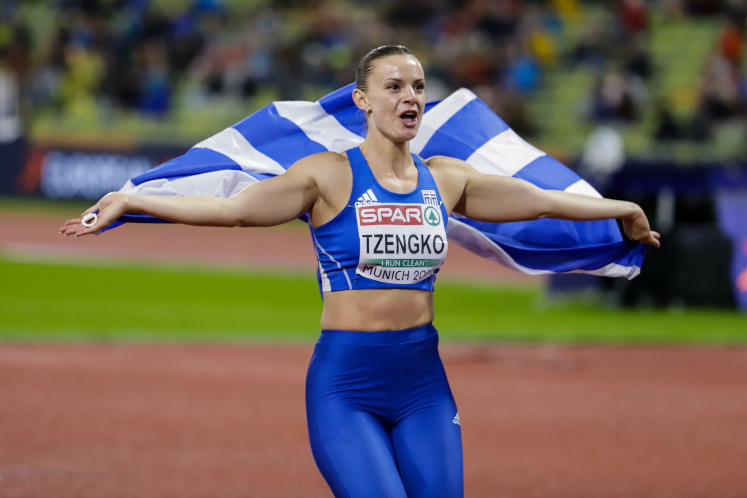 Η Ελίνα Τζένγκο μετά το χρυσό στο Μόναχο – “Προπονούμαστε σε άθλια γήπεδα, δεν μας βοηθάει κανείς”