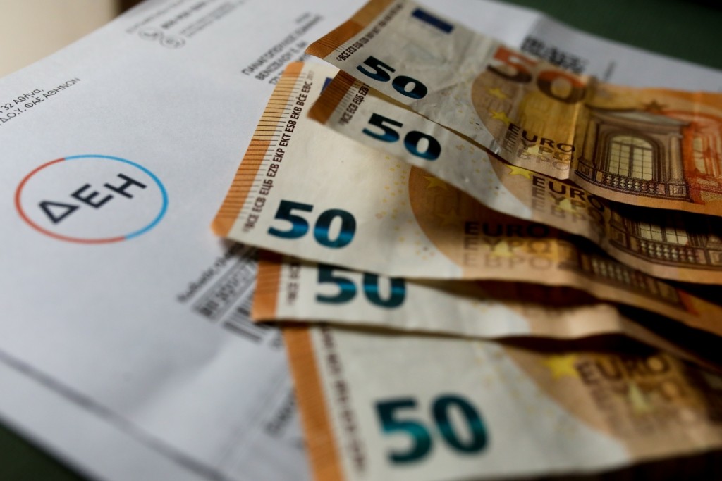 Μειώνονται οι πελάτες με ληξιπρόθεσμες οφειλές στη ΔΕΗ παρά την κρίση – 50% λιγότεροι μέσα σε 4 χρόνια