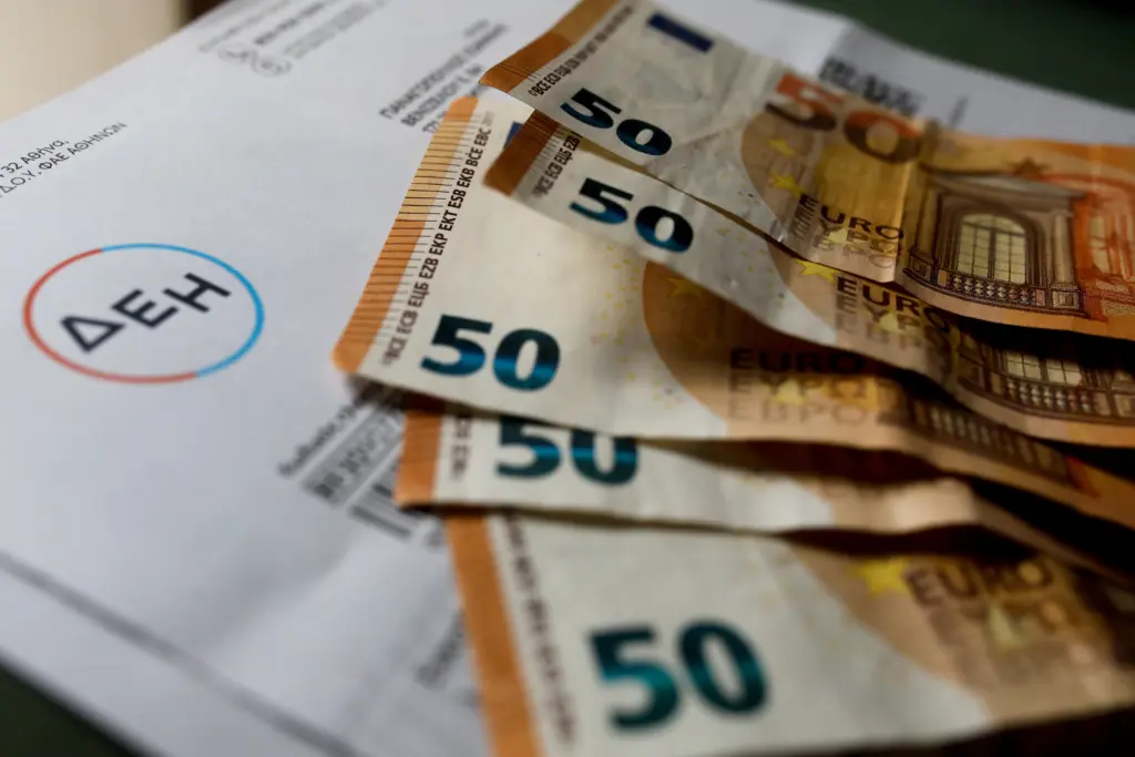 Μειώνονται οι πελάτες με ληξιπρόθεσμες οφειλές στη ΔΕΗ παρά την κρίση – 50% λιγότεροι μέσα σε 4 χρόνια