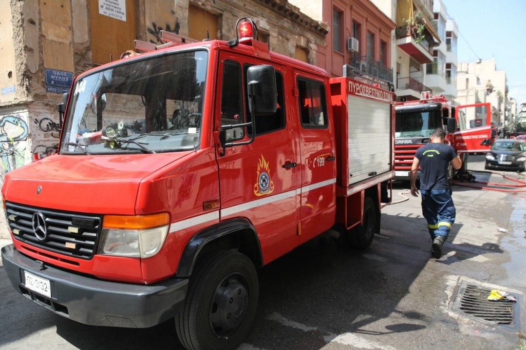Φωτιά σε διαμέρισμα στην Καισαριανή – Σώθηκε την τελευταία στιγμή ηλικιωμένη γυναίκα