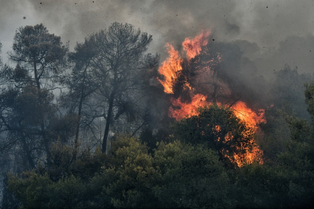 Καλύτερη η εικόνα της φωτιάς στο Κατακάλι Κορινθίας – Λιποθύμησε πυροσβέστης (pics&vid)