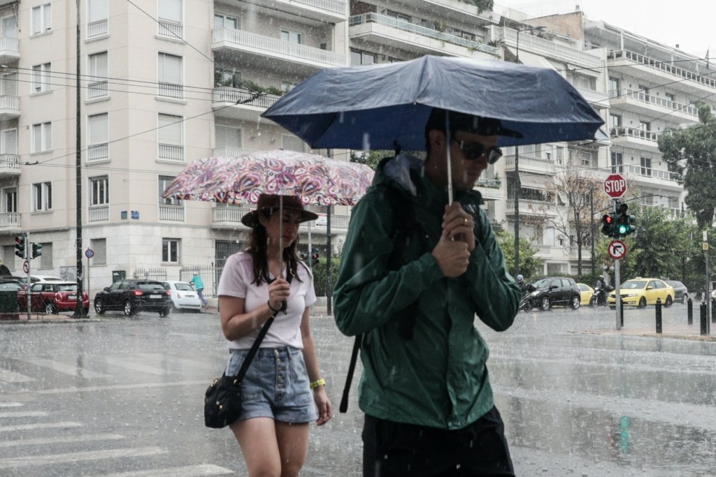 “Άνοιξαν οι ουρανοί” στην Αθήνα – “Ποτάμια” οι δρόμοι σε πολλές περιοχές (pic&vids)