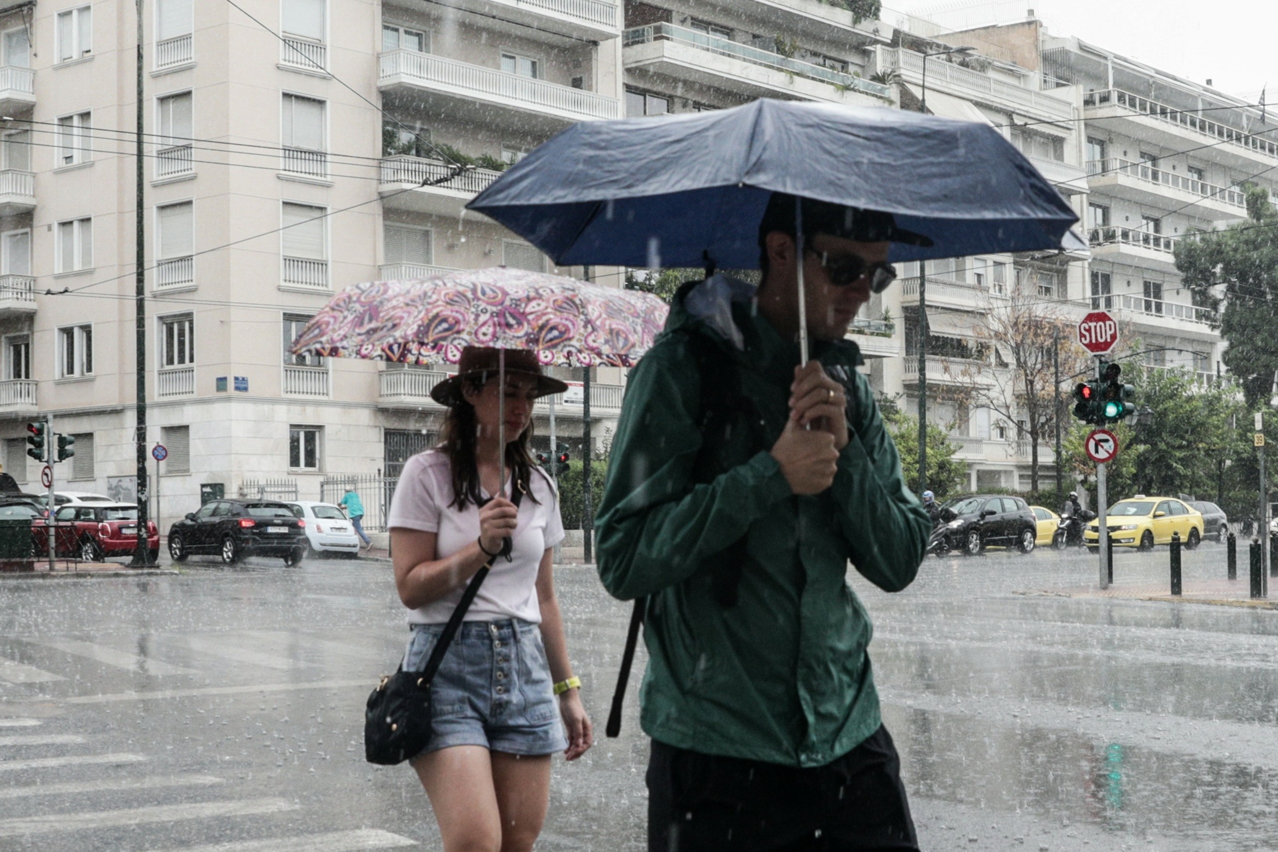 “Άνοιξαν οι ουρανοί” στην Αθήνα – “Ποτάμια” οι δρόμοι σε πολλές περιοχές (pic&vids)