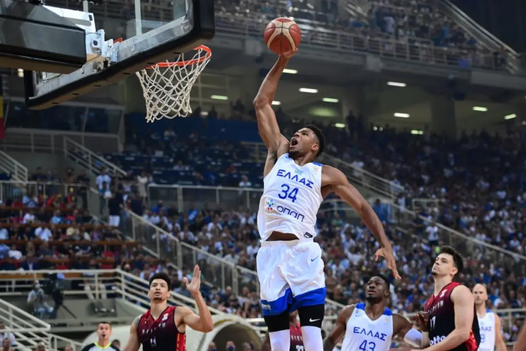 “Giannis mageireuei to gyros” – Σπίκερ της FIBA σχολιάζει τον “Greek Freak” στα Ελληνικά και γίνεται viral (vid)