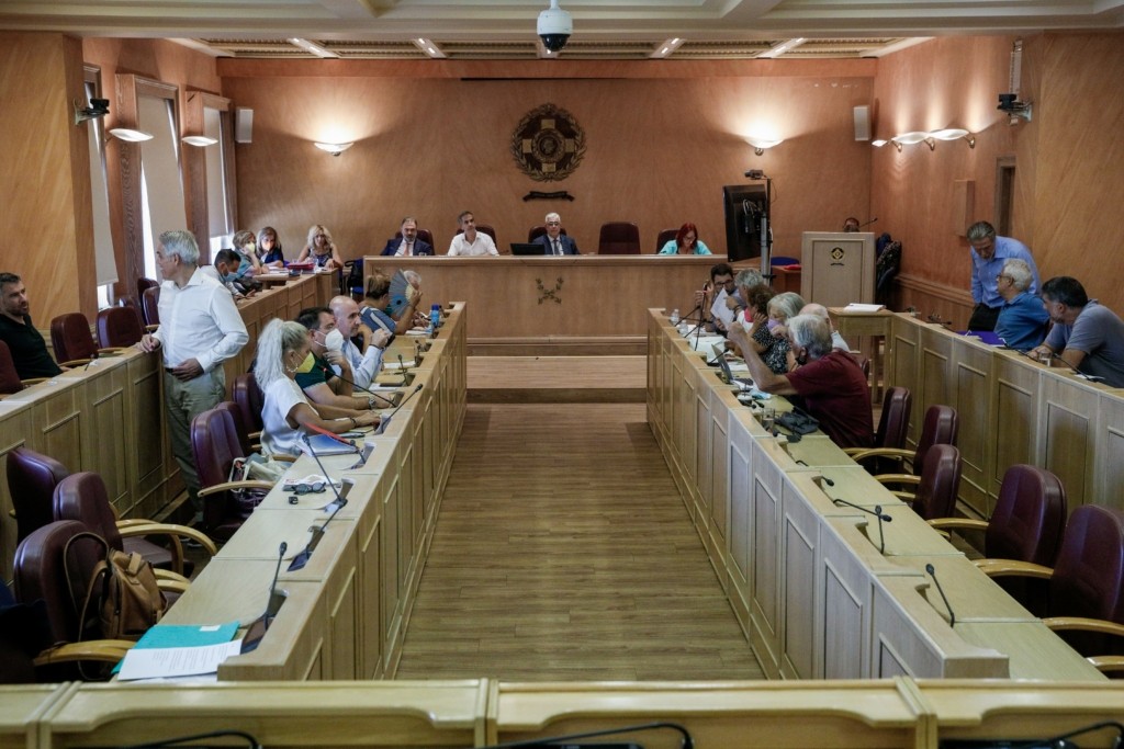 Οι υποκλοπές τίναξαν στον αέρα το δημοτικό συμβούλιο Αθηναίων