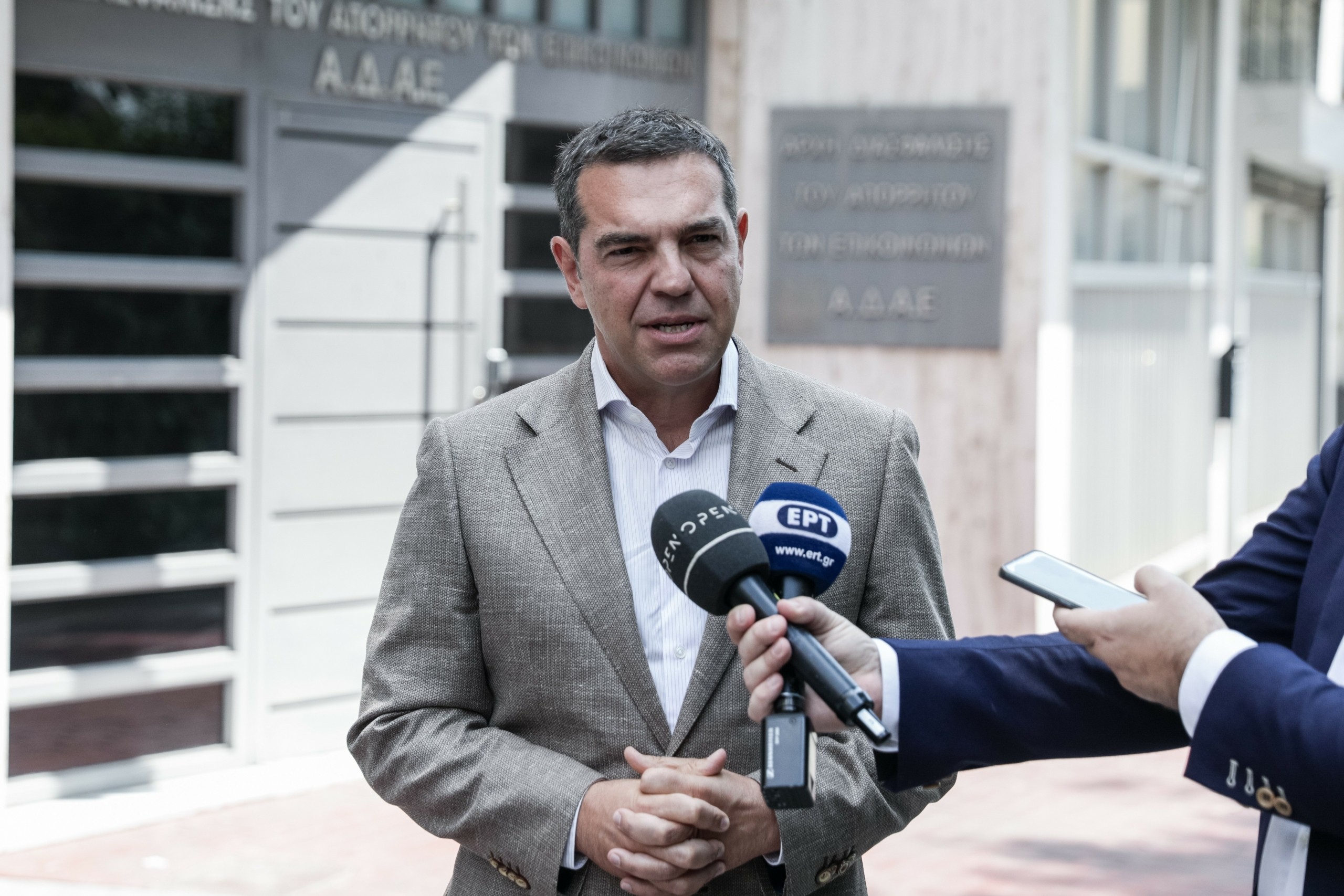 Τσίπρας για ΑΔΑΕ – “Να αρχίσει έρευνα για το αν και πόσοι βουλευτές και ευρωβουλευτές παρακολουθούνται”