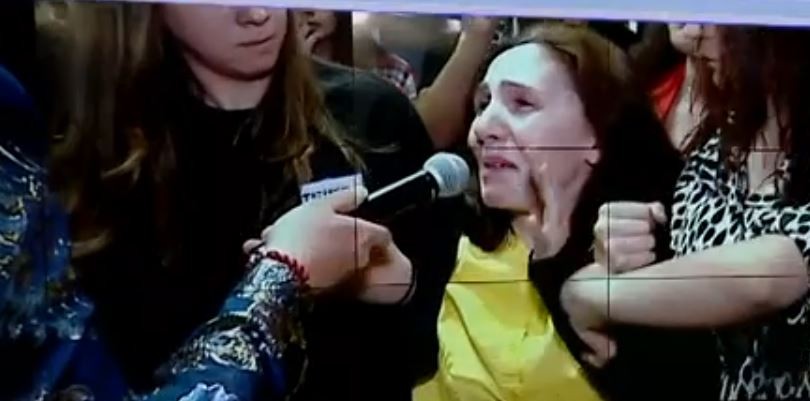 Απίστευτη καταγγελία – Είδε ξαφνικά την πρώην σύζυγο του στο Youtube να παριστάνει τη δαιμονισμένη σε εξορκισμό στη Θεσσαλονίκη (vid)