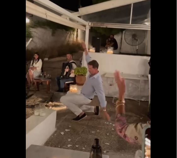 Ο Παύλος Γλυξμπουργκ σε μεγάλα κέφια – Χόρεψε ένα “δυνατό” ζεϊμπέκικο στις Σπέτσες (vid)