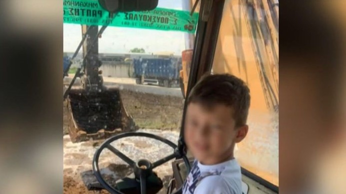 Συγκλονίζει η μητέρα του 6χρονου που νοσηλεύεται με εγκεφαλική αιμορραγία – “Έχει αδειάσει το σπίτι μας” (vid)