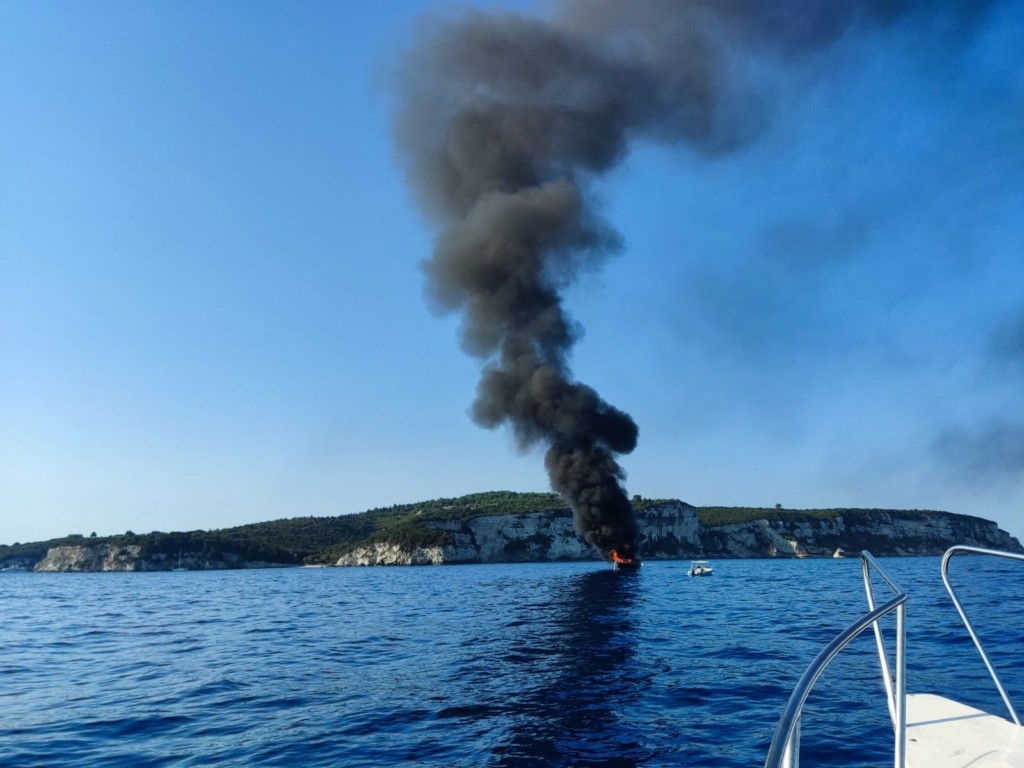 Οι συγκλονιστικές προσπάθειες του Λιμενικού να μαζευτούν τα αποκαΐδια από το ιστιοφόρο που τυλίχθηκε στις φλόγες στους Αντίπαξους (vid)