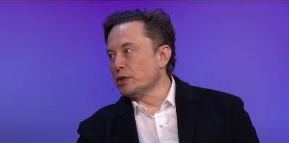 Ο Mr.Tesla έχει κάνει το απίστευτο – Η μητέρα του κοιμάται στο… γκαράζ!