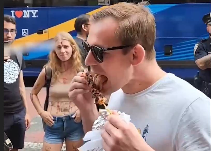 Πήγε σε διαδήλωση των vegan και έτρωγε… κεμπάπ μπροστά τους ! (vid)