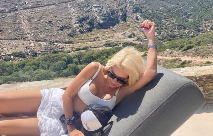 Η Ελένη Μενεγάκη στο Ιόνιο πέλαγος – Ποιο είναι το αγαπημένο της μέρος (pics)