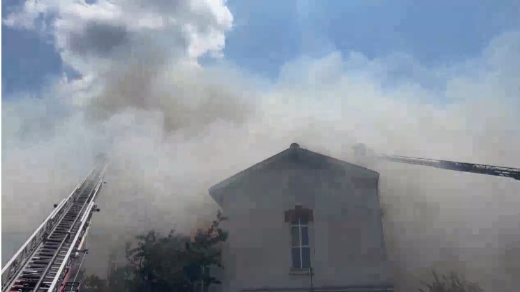 Στις φλόγες το ελληνικό νοσοκομείο Βαλoυκλή στην Κωνσταντινούπολη – Μεταφέρουν τους ασθενείς με τα χέρια οι πυροσβέστες  (vids)
