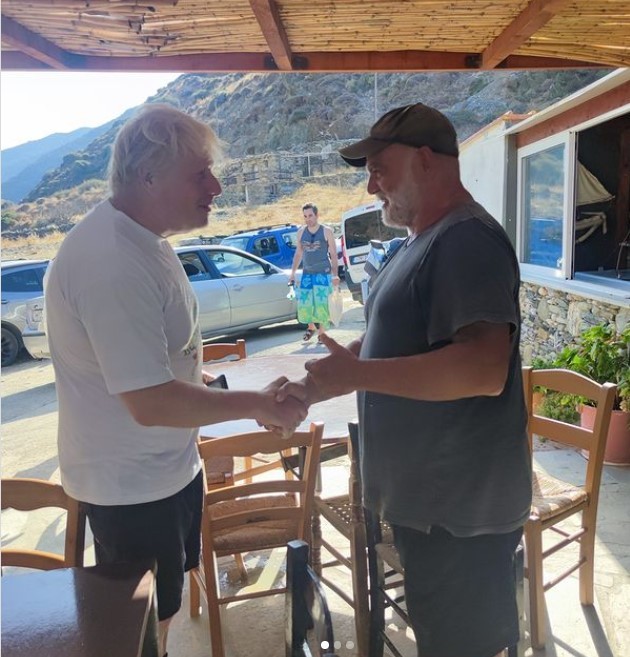 Ο Κώστας Μυλωνάς, το άλλοτε “παιδί της νύχτας” τα ήπιε με τον Μπόρις Τζόνσον στην Εύβοια (pics)