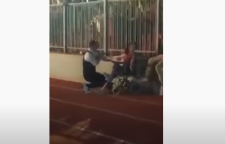 Συγκίνησε ο Γιάννης Πλούταρχος – Γονάτισε μπροστά σε 22χρονη με τετραπληγία και της τραγούδησε (vid)