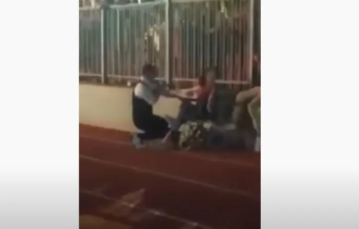 Συγκίνησε ο Γιάννης Πλούταρχος – Γονάτισε μπροστά σε 22χρονη με τετραπληγία και της τραγούδησε (vid)