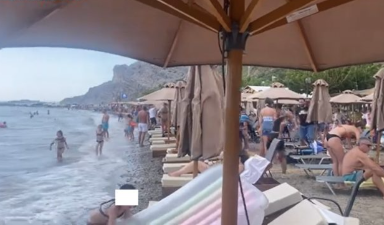 Τους πήρε και τους… σήκωσε – Ο δυνατός αέρας έδιωξε τους λουόμενους από τις παραλίες (vid)