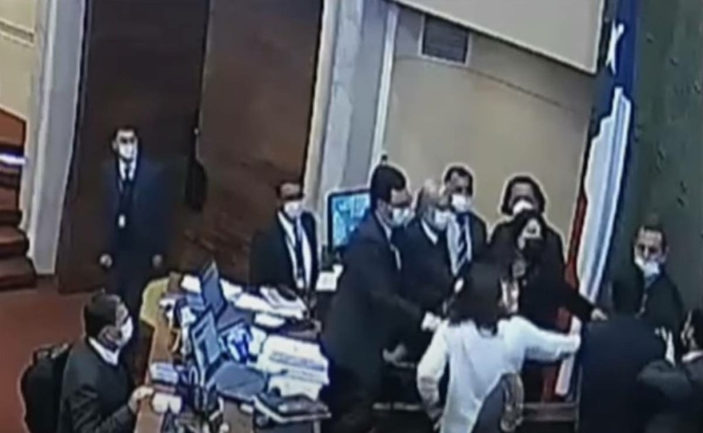 Ξύλο και μπουνιές στο Κογκρέσο της Χιλής – Δεν γλίτωσε ούτε ο αντιπρόεδρος της Βουλής (vids)