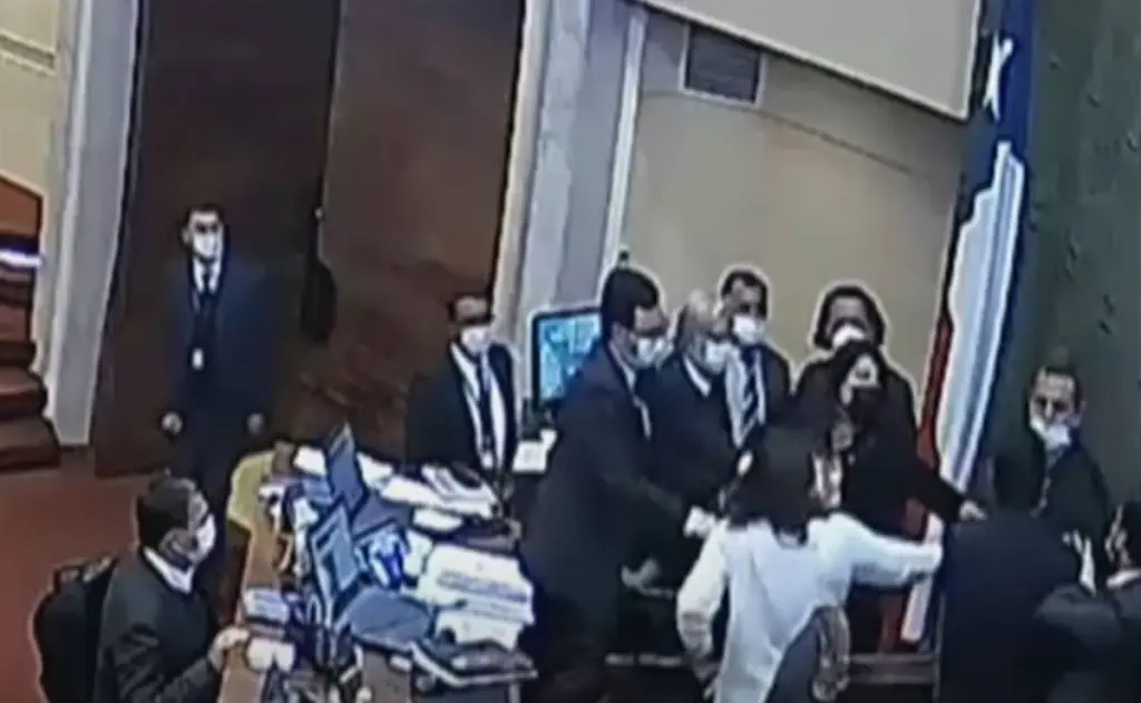 Ξύλο και μπουνιές στο Κογκρέσο της Χιλής – Δεν γλίτωσε ούτε ο αντιπρόεδρος της Βουλής (vids)