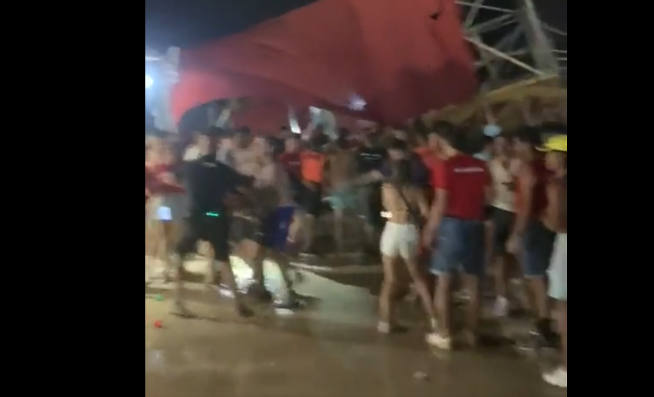 Κατέρρευσε σκηνή σε μουσικό φεστιβάλ στη Βαλένθια – Ένας νεκρός, πολλοί τραυματίες (vids)
