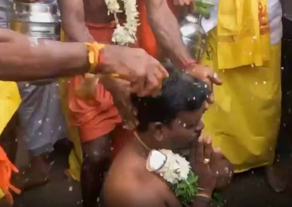 Ινδία: Ιερέας στην Ινδία... σπάει καρύδες σε κεφάλια πιστών (vid) | Debater