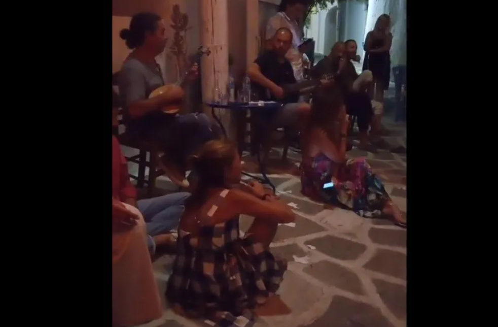 Οι διακοπές χαλάρωσαν τη Δέσποινα Βανδή – Τραγούδησε… καθισμένη σε σοκάκι της Πάρου (vid)
