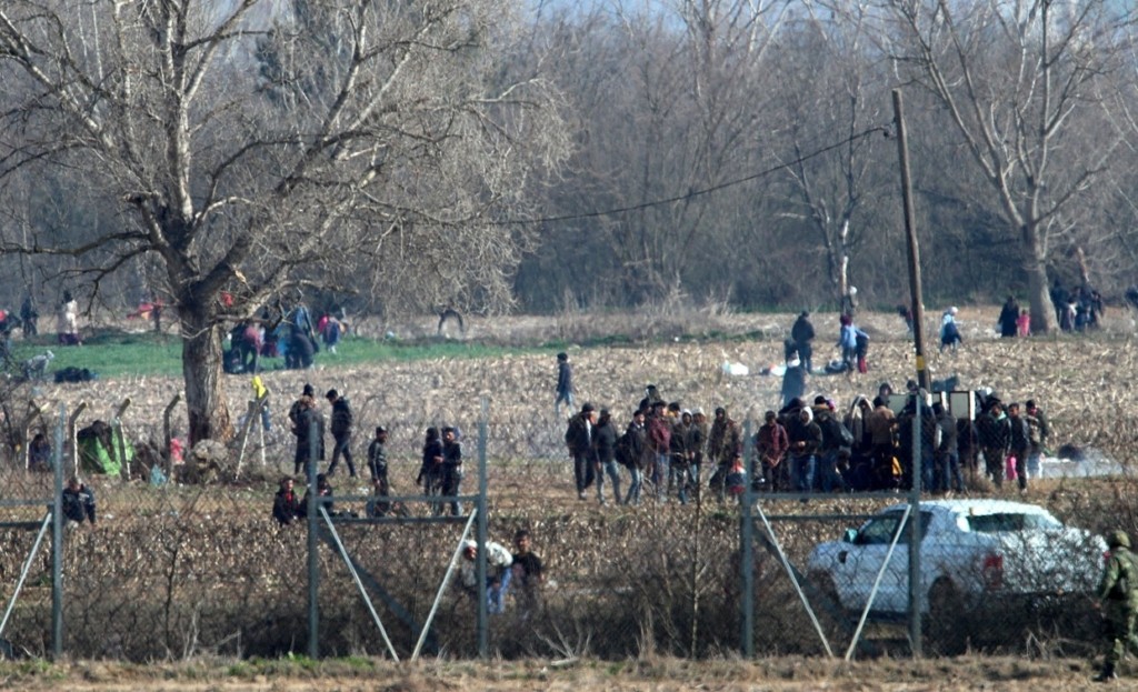 Διακινητής μεταναστών προσπάθησε να αποφύγει τους αστυνομικούς και έπεσε σε μάντρα σπιτιού