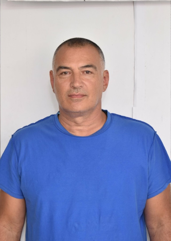 Αυτός είναι ο αστυνομικός από τη Λέσβο που βίασε την 14χρονη – Φαίνεται σαν να χαμογελάει στη φωτογραφία