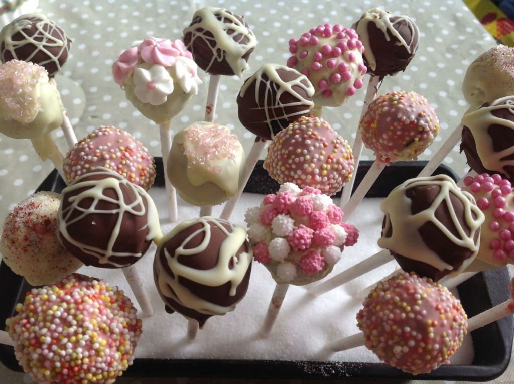 Χρωματιστά cake pops με καρύδα, γιαούρτι και λευκή σοκολάτα!