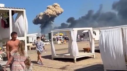 Μπαράζ εκρήξεων σε ρωσική στρατιωτική βάση στην Κριμαία – Πυκνός καπνός “σκέπασε” την περιοχή (pics&vids)