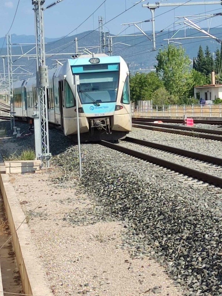 Τρένο στη Λαμία συγκρούστηκε με αγελάδα και λίγο παρακάτω… εκτροχιάστηκε – Ταλαιπωρία για τους επιβάτες (pics)